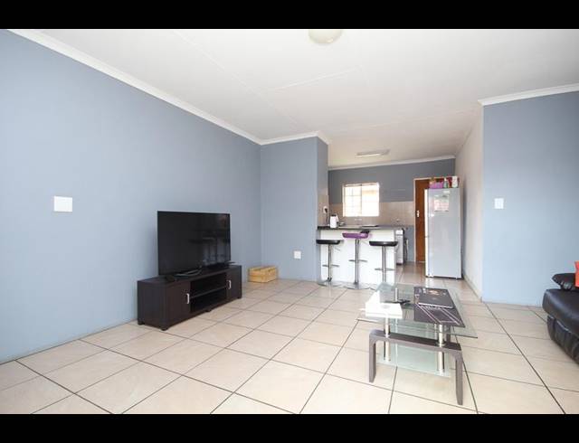2 BEDROOM TOWNHOUSE FOR SALE IN ROOIHUISKRAAL NORTH